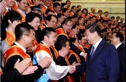 習(xí)近平俯身與老英雄握手，這些年他關(guān)愛退役軍人的話語超暖心！