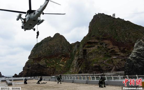 資料圖：韓國在韓日爭議島嶼周邊海域舉行聯(lián)合防御軍演。
