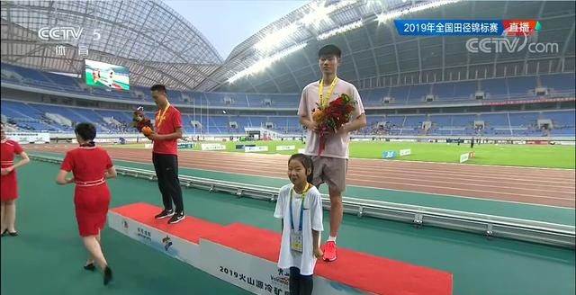 0.01秒絕殺取勝！曾建航110米欄擊敗孫振江 13秒59奪得錦標(biāo)賽冠軍