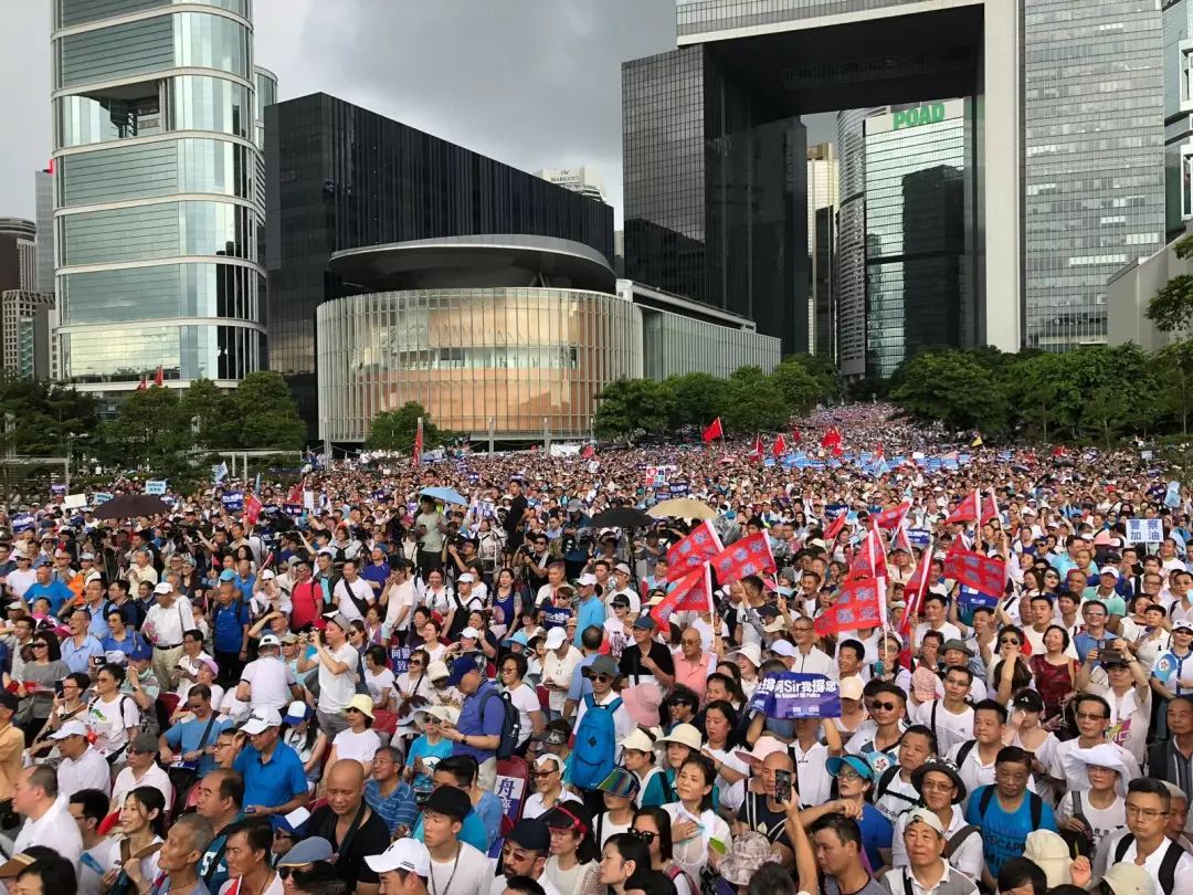 梁家輝、譚詠麟都站出來了！大批香港市民冒雨撐警