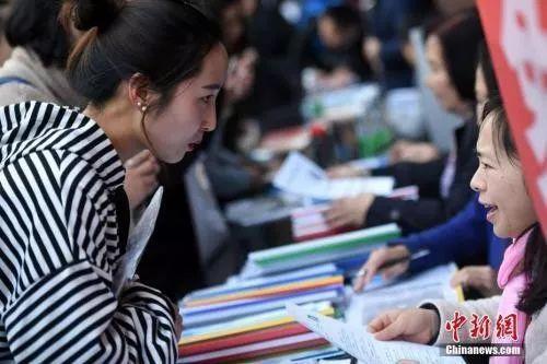 資料圖：招聘會現(xiàn)場在洽談的雙方。<a target='_blank' >中新社</a>記者 李進紅 攝