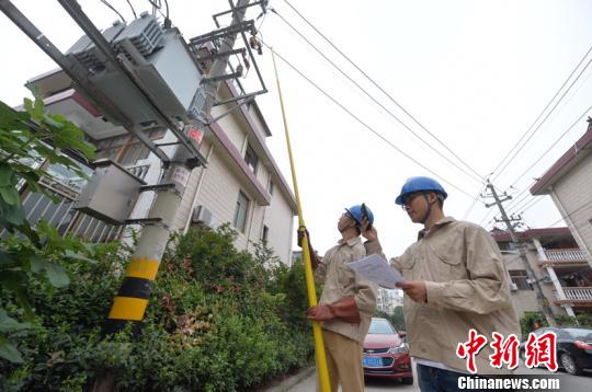 電力工作人員通過“小艾”核準(zhǔn)相關(guān)信息為揚(yáng)州經(jīng)圩小區(qū)2號(hào)變壓器送電。 寒單 攝