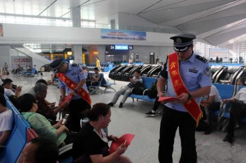 資料圖： 青島鐵路公安處民警向旅客發(fā)放安全宣傳資料。 梁西征 攝