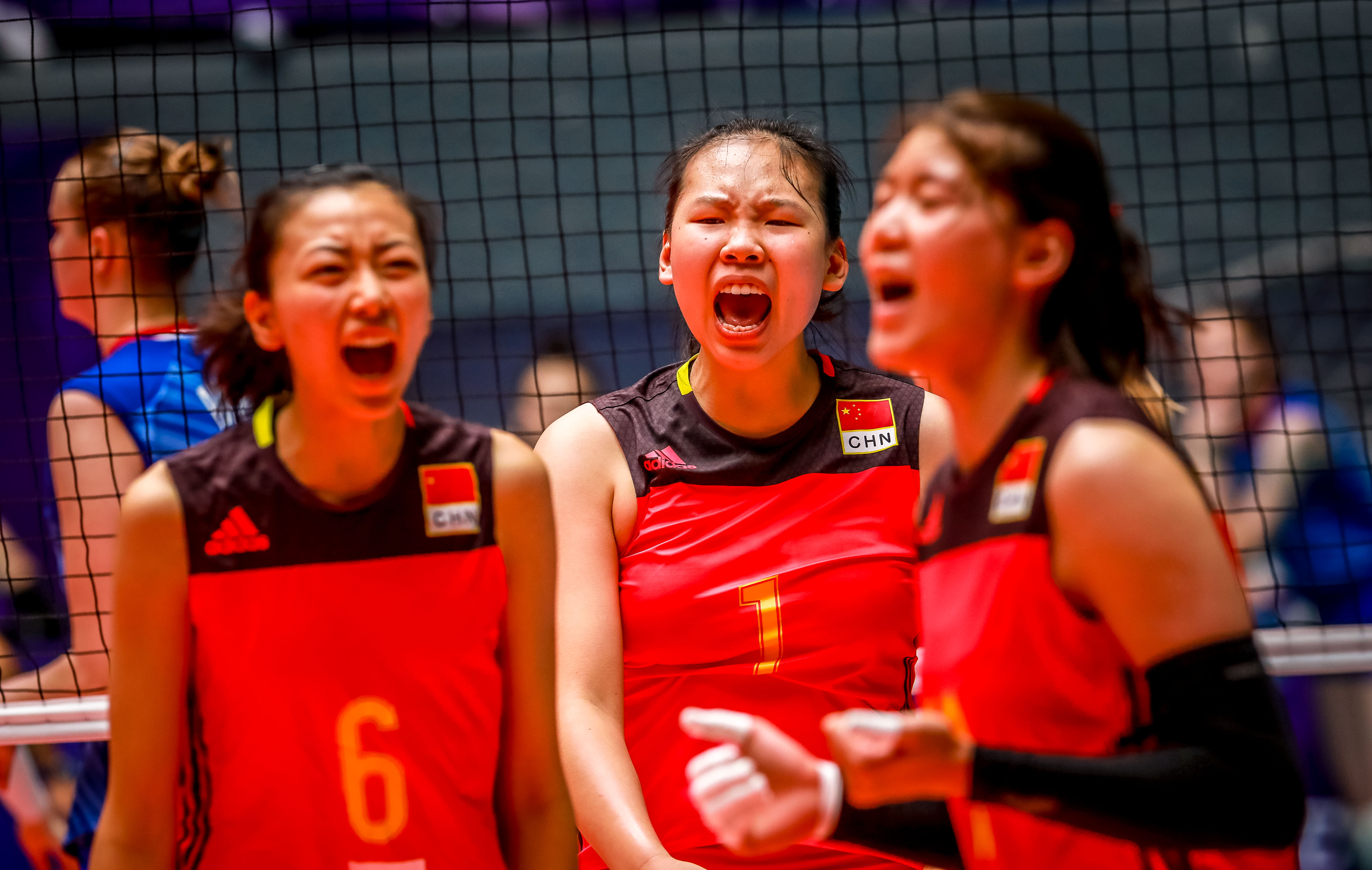 中國女排2喜3憂！19歲新星漸入佳境，二傳國手卻全場夢游