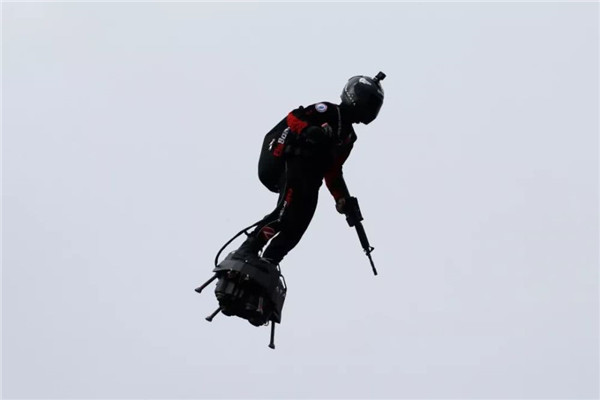 法國“鋼鐵俠”要飛躍英吉利海峽 剛在閱兵式一飛成名