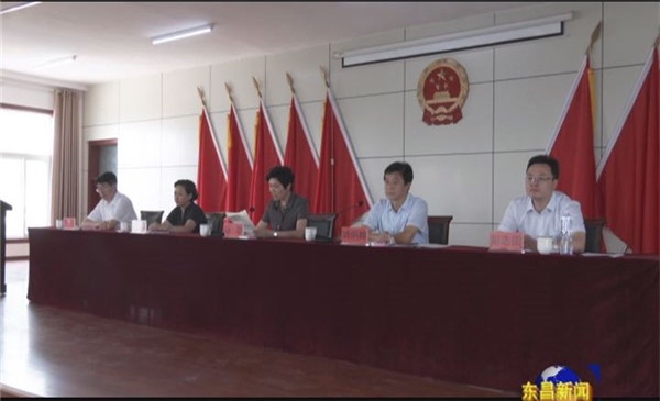 全市特困戶生活水平、居住環(huán)境“雙提升”活動(dòng)現(xiàn)場(chǎng)會(huì)在我區(qū)召開