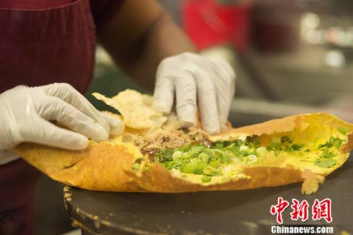 圖為美版煎餅果子。 <a target='_blank' >中新社</a>記者 廖攀 攝