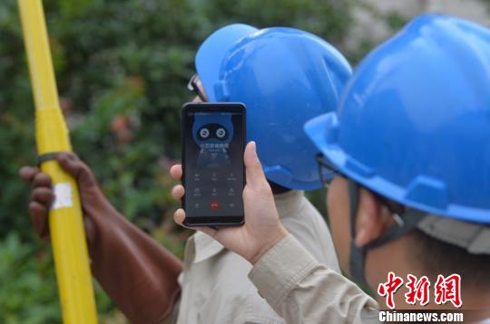 電力工作人員通過“小艾”核準(zhǔn)相關(guān)信息為揚(yáng)州經(jīng)圩小區(qū)2號(hào)變壓器送電。 寒單 攝