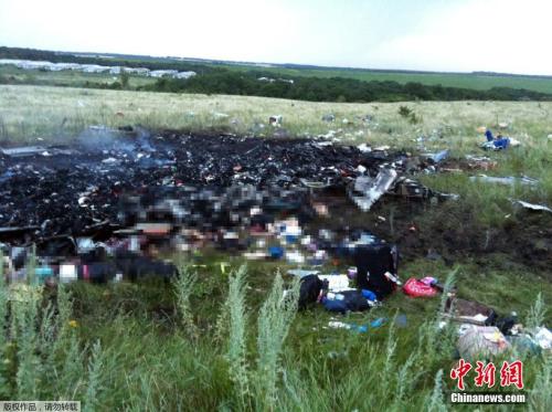 圖三：資料圖：當(dāng)?shù)貢r(shí)間2014年7月17日，馬航MH17班機(jī)從阿姆斯特丹飛往吉隆坡途中，在烏克蘭東部墜毀，機(jī)上298人全部罹難。圖為烏克蘭頓涅茨克地區(qū)，馬來(lái)西亞航空公司MH17航班墜毀地。