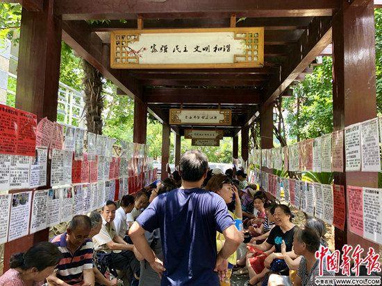 中國(guó)結(jié)婚率創(chuàng)近十年新低 年輕人的婚姻被啥絆住了腳