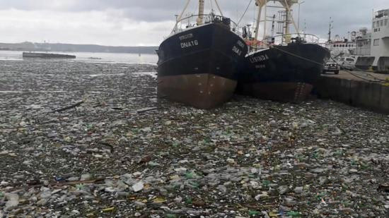 資料圖：海面漂浮著大量垃圾。