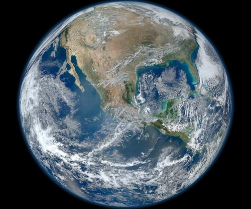 圖為2012年1月4日，地球觀測(cè)衛(wèi)星“蘇奧米NPP”拍攝的地球全景圖——“藍(lán)色大理石”，圖中的地球美得令人窒息。 圖片來(lái)源：NASA官網(wǎng)