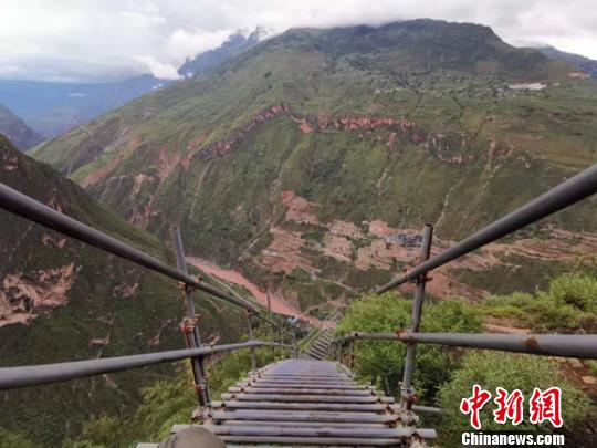 懸崖村陡峭的鋼梯。 鐘欣 攝