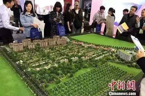 資料圖：民眾在房展會上的某樓盤展臺咨詢。<a target='_blank'  >中新網(wǎng)</a> 程春雨 攝