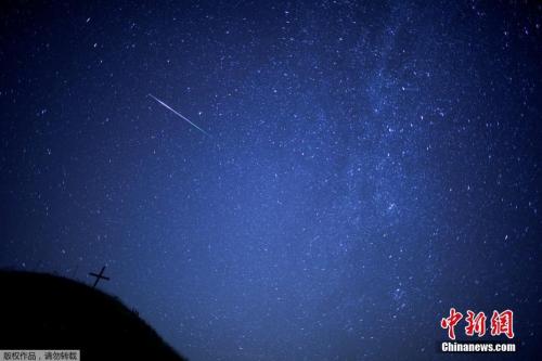 資料圖：與地球相撞的小行星被稱為流星。當(dāng)流星體沒(méi)有完全燒毀而落到地面時(shí)，殘余部分便被稱為隕石。圖為“英仙座流星雨”。