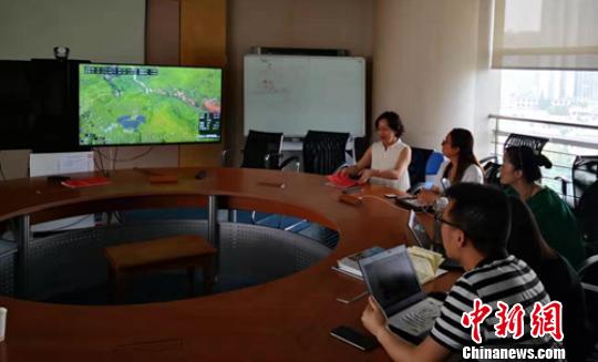 成都演練指揮中心通過中國電信5G網(wǎng)絡(luò)實時觀看現(xiàn)場畫面。 鐘欣 攝