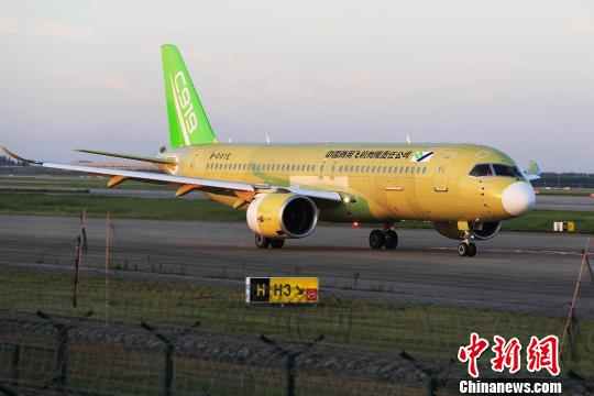 中國商飛C919大型客機(jī)104架機(jī)在上海浦東國際機(jī)場(chǎng)滑行道上滑行。 殷立勤 攝