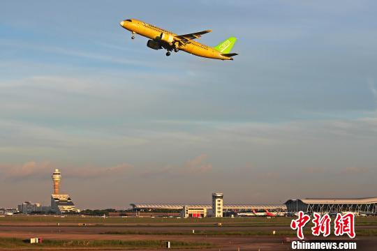 中國商飛C919大型客機(jī)104架機(jī)于5時(shí)32分從上海浦東國際機(jī)場(chǎng)第四跑道起飛。 殷立勤 攝