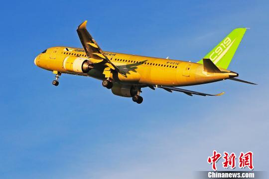 中國商飛C919大型客機(jī)104架機(jī)于5時(shí)32分從上海浦東國際機(jī)場(chǎng)第四跑道起飛。 殷立勤 攝