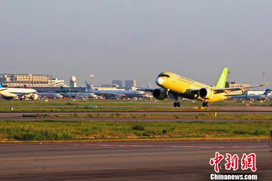中國商飛C919大型客機(jī)104架機(jī)于5時(shí)32分從上海浦東國際機(jī)場(chǎng)第四跑道起飛。 殷立勤 攝