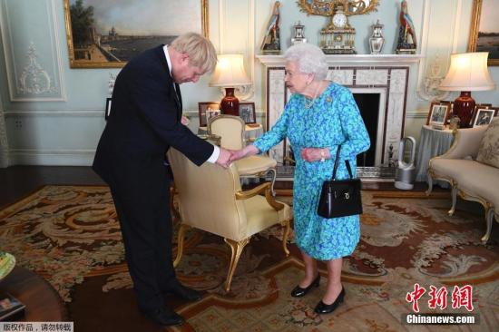 資料圖：英國首相鮑里斯·約翰遜與女王伊麗莎白二世。