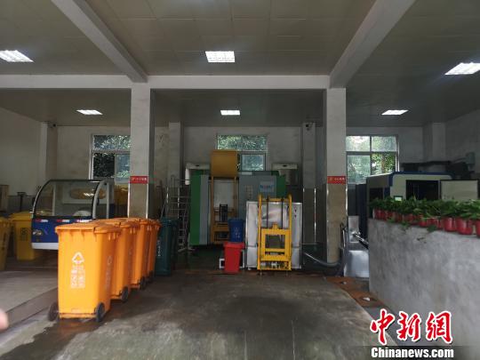 杭州某小區(qū)內(nèi)的垃圾分類措施。 張煜歡 攝