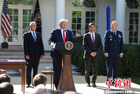 當(dāng)?shù)貢r(shí)間8月29日，美國總統(tǒng)特朗普在白宮表示，為應(yīng)對颶風(fēng)“多里安”，他將取消周末赴波蘭的訪問行程。美國副總統(tǒng)彭斯(左一)將代替他出訪。<a target='_blank' >中新社</a>記者 陳孟統(tǒng) 攝