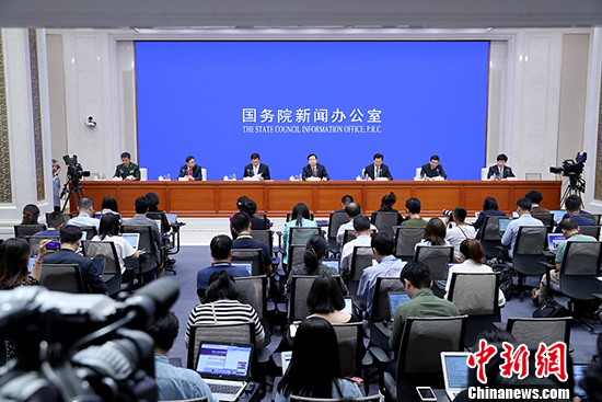 8月29日，國務(wù)院新聞辦公室在北京舉行慶祝中華人民共和國成立70周年活動有關(guān)情況發(fā)布會。中央宣傳部常務(wù)副部長王曉暉在會上宣布，10月1日將在北京天安門廣場隆重舉行慶祝中華人民共和國成立70周年大會，中共中央總書記、國家主席、中央軍委主席習(xí)近平將發(fā)表重要講話。 <a target='_blank' >中新社</a>記者 張宇 攝