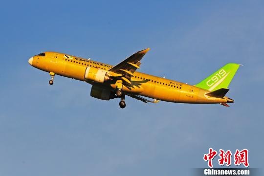 中國商飛C919大型客機(jī)104架機(jī)于5時(shí)32分從上海浦東國際機(jī)場(chǎng)第四跑道起飛。 殷立勤 攝