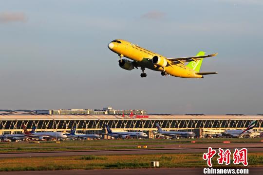 中國商飛C919大型客機(jī)104架機(jī)于5時(shí)32分從上海浦東國際機(jī)場(chǎng)第四跑道起飛。 殷立勤 攝