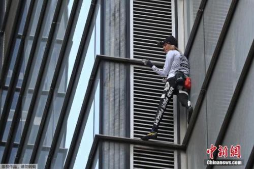 再遭逮捕！法“蜘蛛人”在德國攀登大樓被指違反秩序