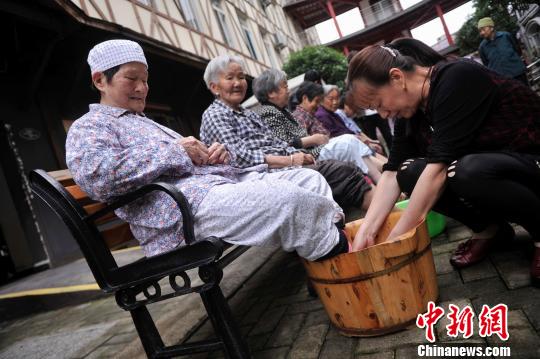 民政部：到2020年社區(qū)配套養(yǎng)老服務設(shè)施達標率100%