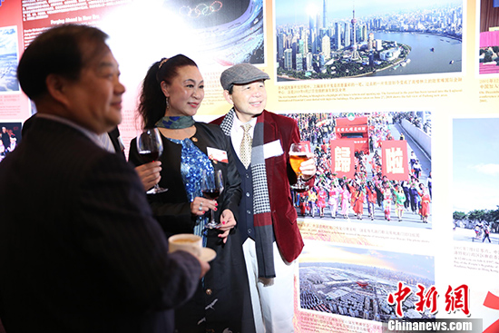 9月25日晚，中國(guó)駐墨爾本總領(lǐng)館舉行招待會(huì)，慶祝新中國(guó)成立70周年。圖為當(dāng)?shù)厝A僑華人在新中國(guó)70年建設(shè)成就展板前留影。 <a target='_blank' >中新社</a>記者 陶社蘭 攝
