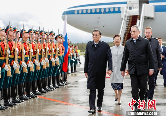 李克強(qiáng)抵達(dá)圣彼得堡對(duì)俄羅斯進(jìn)行正式訪問(wèn)并舉行中俄總理第二十四次定期會(huì)晤