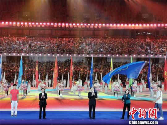 海南省代表接過全國少數(shù)民族傳統(tǒng)體育運動會會旗。 韓章云 攝