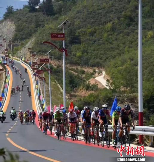 2019“邢臺扁鵲杯”環(huán)邢臺國際公路自行車選手在角逐。 張鵬翔 攝