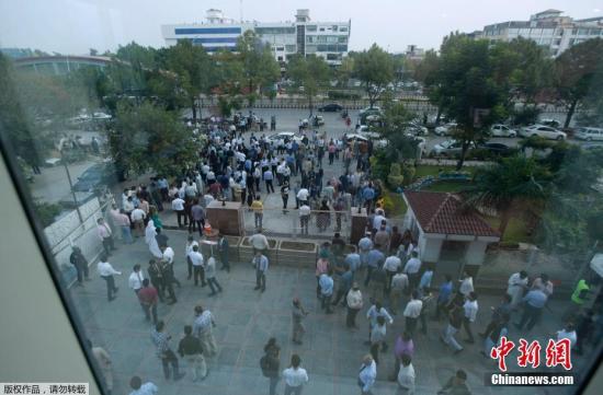 巴基斯坦強震已致20余人死亡 建筑物受損地面開裂
