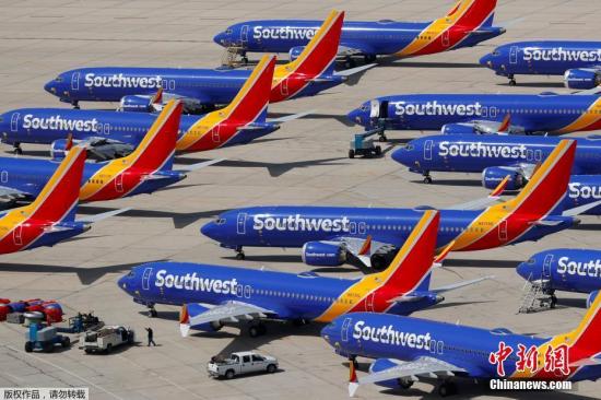 資料圖：當?shù)貢r間3月27日，美國西南航空公司的波音737 MAX系列飛機停放在號稱“飛機墳場”的維克多維爾機場。西南航空公司發(fā)布聲明稱，將下調(diào)全年財務(wù)前景，也由此成為美國第一家正式下調(diào)全年財務(wù)前景的航空公司，預(yù)計該季度的收入將比之前的預(yù)期減少1.5億美元。受此前波音737 MAX 8飛機事故影響，該公司已被迫停飛旗下具有34架波音737 MAX飛機的新機隊。