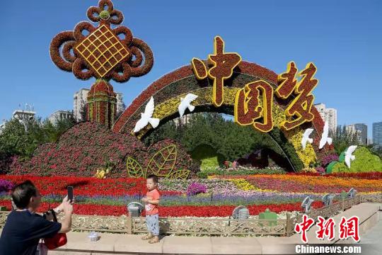 長安街沿線12座立體花壇竣工亮相。供圖