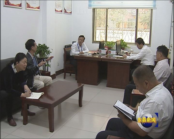 榮紅智以區(qū)人大代表的身份到原選舉單位古樓街道走訪調(diào)研