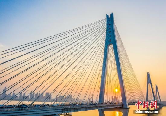 橋梁、高鐵、港口…交通行業(yè)打造靚麗“中國名片”