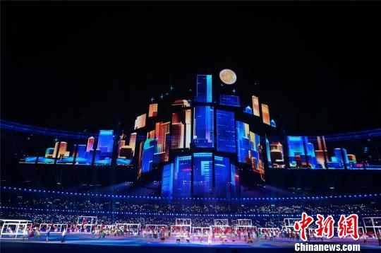 第十一屆全國少數(shù)民族傳統(tǒng)體育運動會閉幕式文藝演出現(xiàn)場。 韓章云 攝