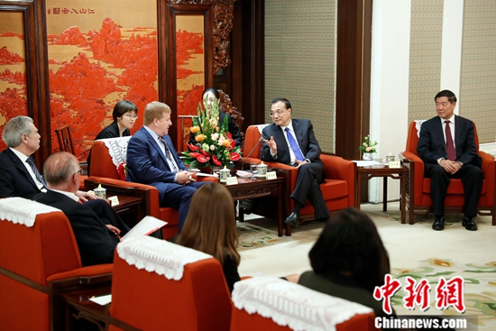 李克強(qiáng)會(huì)見出席中美企業(yè)家對(duì)話會(huì)的美方代表并座談