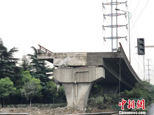 無(wú)錫橋面?zhèn)确鹿屎蟮臉蛄簝蓚?cè)。 孫權(quán) 攝