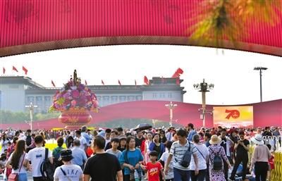 天安門閱兵現(xiàn)場受游客青睞 “紅飄帶”成朋友圈“新網(wǎng)紅”
