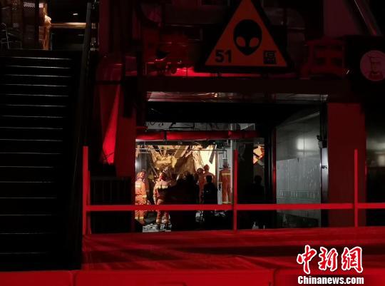 直到當(dāng)晚7時(shí)許，現(xiàn)場(chǎng)的救援整理工作仍然在繼續(xù)。 目擊居民供圖 攝