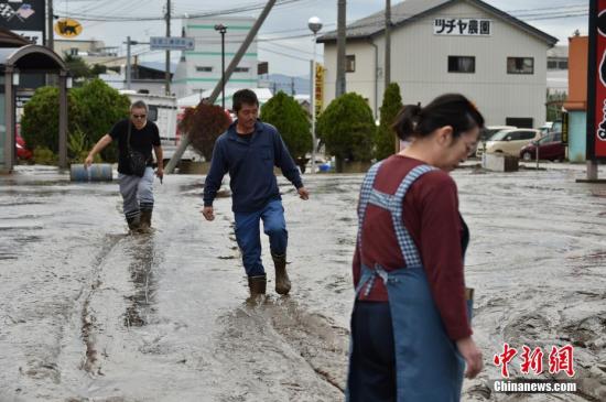 臺(tái)風(fēng)過(guò)境日本安倍三訪災(zāi)區(qū)：坐直升機(jī)視察浸水城市