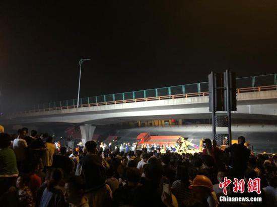 無錫跨橋側(cè)翻事故已致3死2傷 初步認(rèn)定系車輛超載所致