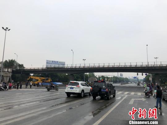 橋下事發(fā)路段的路面已基本恢復(fù)并恢復(fù)通車。 孫權(quán) 攝