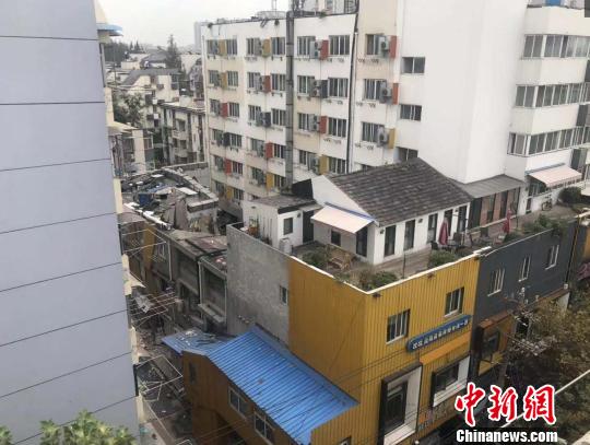 整體三層樓的建筑垮塌。 目擊居民供圖 攝